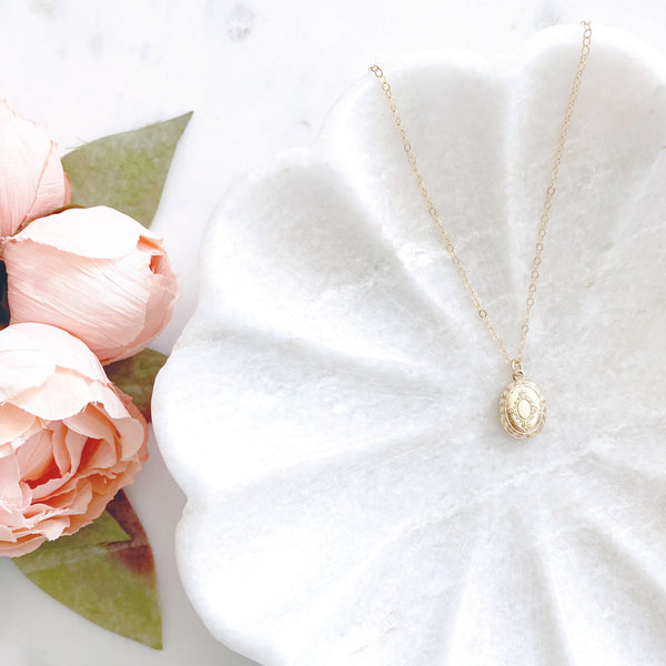 Gold Locket Necklace, Locket Necklace for Photo, Christmas Gift for Mom from Daughter, ADA